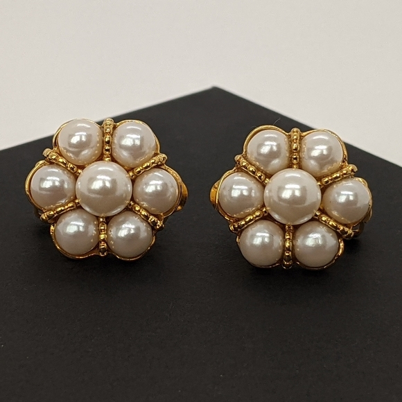 DESIGNER ERWIN PEARL VINTAGE CLUSTER FAUX PEARL CLIP ON STATEMENT EARRINGS - Picture 15 of 15
